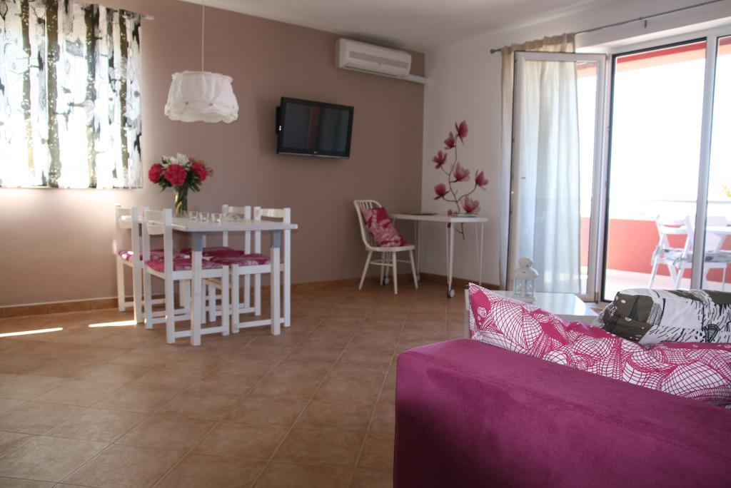 Apartments Roza Медулин Стая снимка