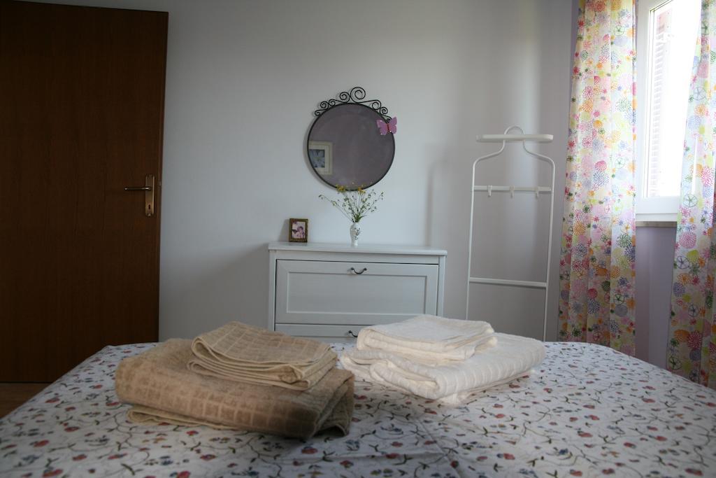 Apartments Roza Медулин Стая снимка