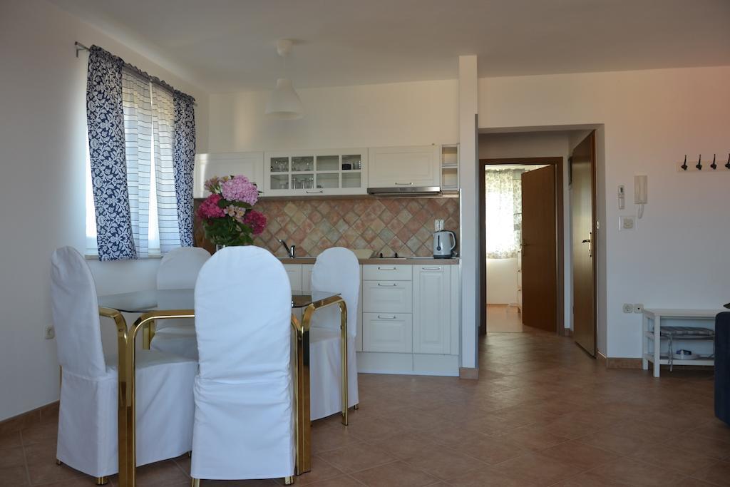 Apartments Roza Медулин Стая снимка